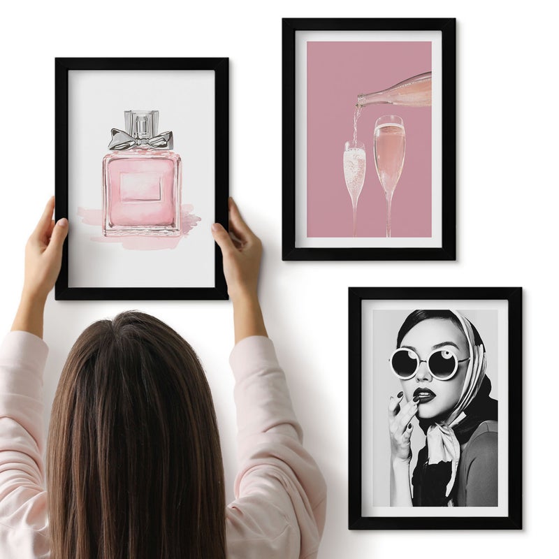Galeria ścienna 3-częściowy komplet obrazów w czarnych ramach - Stylowe kobiece akcesoria w odcieniach różu - ArtPrintCave