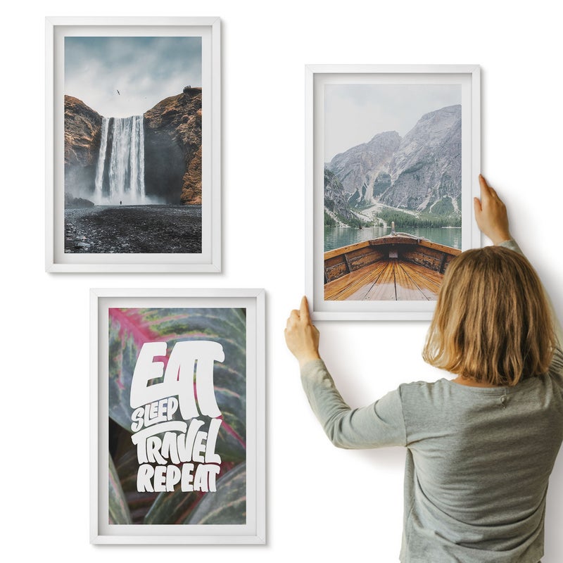 Galeria ścienna 3-częściowy komplet obrazów w białych ramach - Wodospad góry podróże natura łódź i roślinność - ArtPrintCave