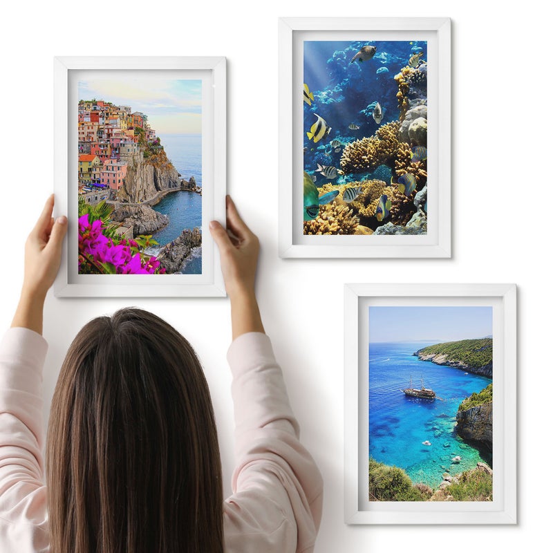 Galeria ścienna 3-częściowy komplet obrazów w białych ramach - Widoki nadmorskie z kolorowymi domami i rafą koralową - ArtPrintCave