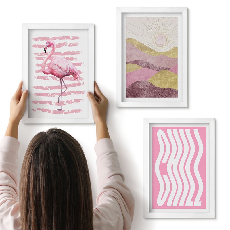 Galeria ścienna 3-częściowy komplet obrazów w białych ramach - Różowy flamingi pastelowy górski pejzaż napis Chill - ArtPrintCave