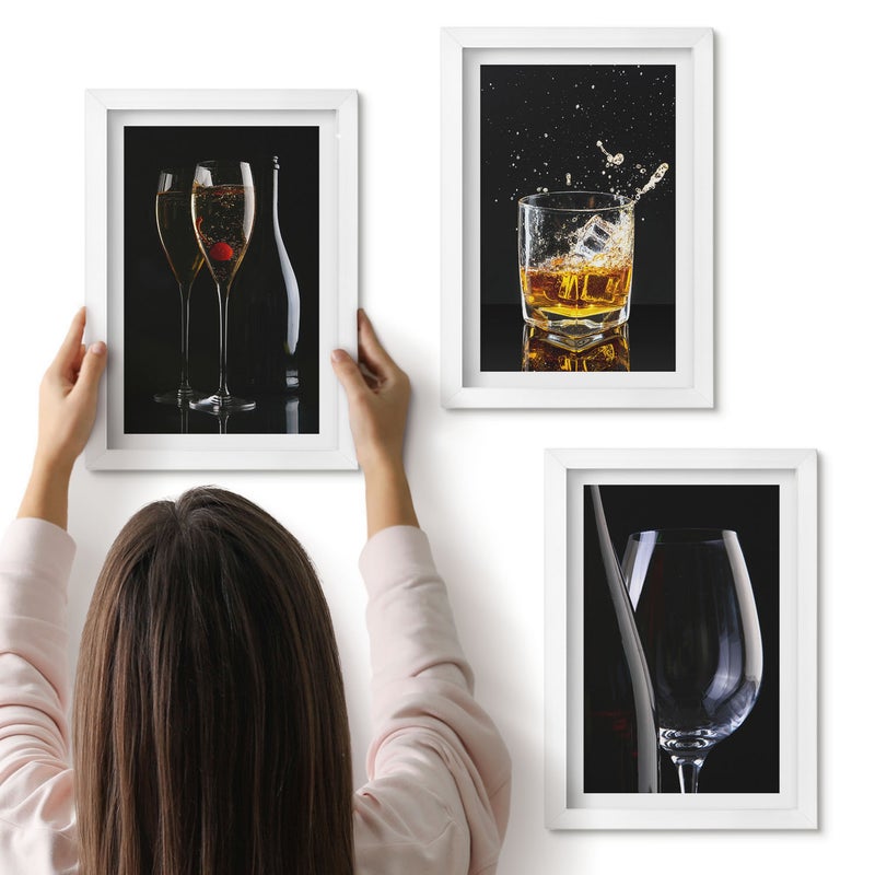 Galeria ścienna 3-częściowy komplet obrazów w białych ramach - Kieliszki z winem i whisky na czarnym tle - ArtPrintCave