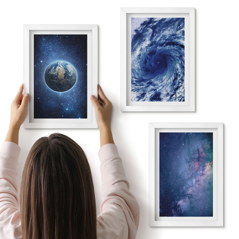 Galeria ścienna 3-częściowy komplet obrazów w białych ramach - Ziemia w kosmosie burza i galaktyka gwiazd - ArtPrintCave