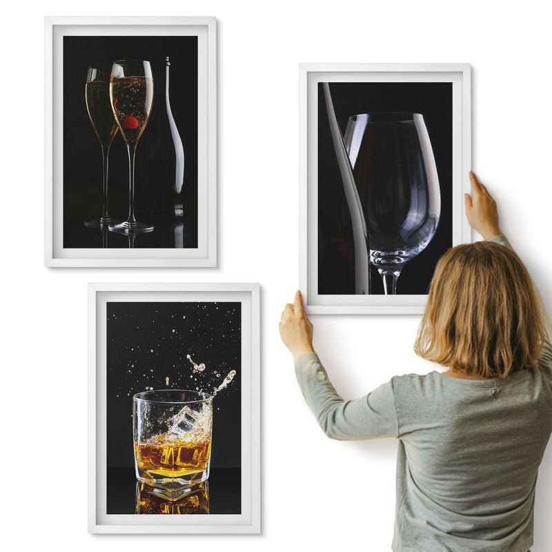 Galeria ścienna 3-częściowy komplet obrazów w białych ramach - Kieliszki z winem i whisky na czarnym tle - ArtPrintCave