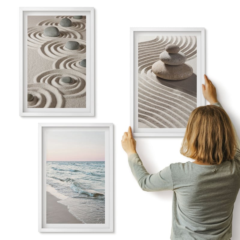 Galeria ścienna 3-częściowy komplet obrazów w białych ramach - Spokojne fale piasku i wody z kamieniami na plaży - ArtPrintCave