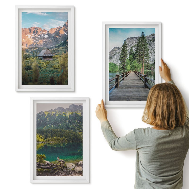 Galeria ścienna 3-częściowy komplet obrazów w białych ramach - Górskie krajobrazy z jeziorem i drewnianym pomostem - ArtPrintCave