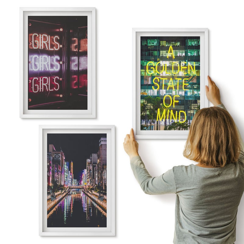Galeria ścienna 3-częściowy komplet obrazów w białych ramach - Neonowe napisy miasta nocą z widokiem na rzekę - ArtPrintCave