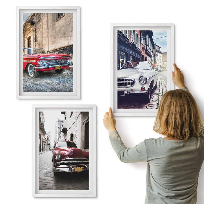 Galeria ścienna 3-częściowy komplet obrazów w białych ramach - Klasyczne samochody na ulicach miast w różnych kolorach - ArtPrintCave