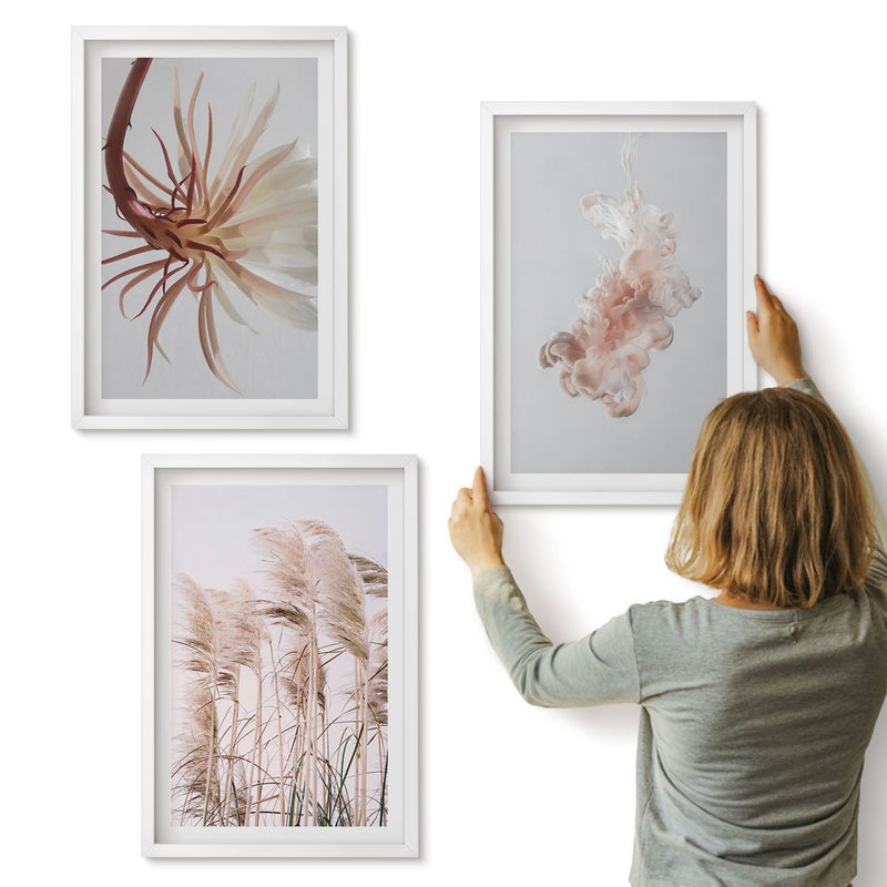 Galeria ścienna 3-częściowy komplet obrazów w białych ramach - Kwiaty i trawy na jasnym tle w harmonijnym zestawie - ArtPrintCave