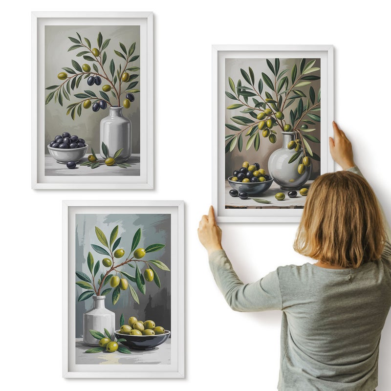 Galeria ścienna 3-częściowy komplet obrazów w białych ramach - Oliwki w ceramicznych naczyniach na tle szarości - ArtPrintCave
