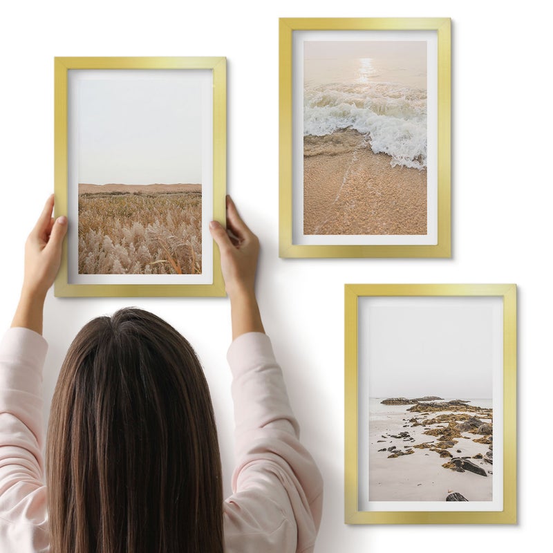 Galeria ścienna 3-częściowy komplet obrazów w złotych ramach - Plaża z falami i kamieniami nadmorskimi lato - ArtPrintCave