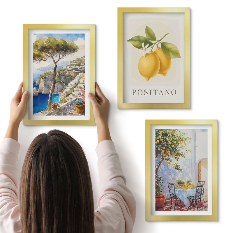 Galeria ścienna 3-częściowy komplet obrazów w złotych ramach - Widoki Positano z drzewami i cytrynami w słońcu - ArtPrintCave
