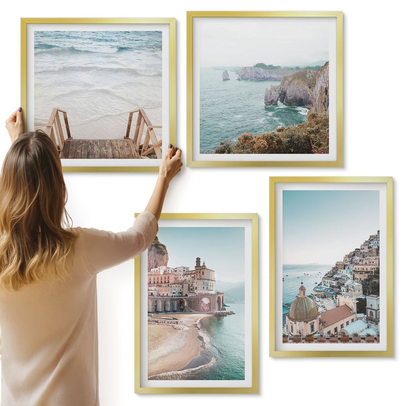Galeria ścienna 4-częściowy komplet obrazów w złotych ramach - Letnie pastelowe widoki z nadmorską architekturą i plażą - ArtPrintCave