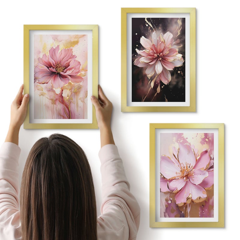 Galeria ścienna 3-częściowy komplet obrazów w złotych ramach - Kwiatowe kompozycje w odcieniach różu i bieli - ArtPrintCave