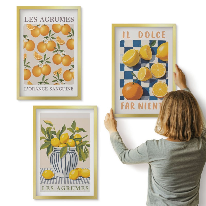 Galeria ścienna 3-częściowy komplet obrazów w złotych ramach - Owoce cytrusowe w stylu retro z żółtymi akcentami - ArtPrintCave