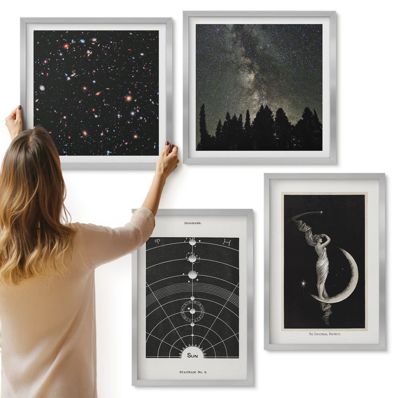 Galeria ścienna 4-częściowy komplet obrazów w srebrnych ramach - Układ słoneczny galaktyka nocna postać na księżycu - ArtPrintCave