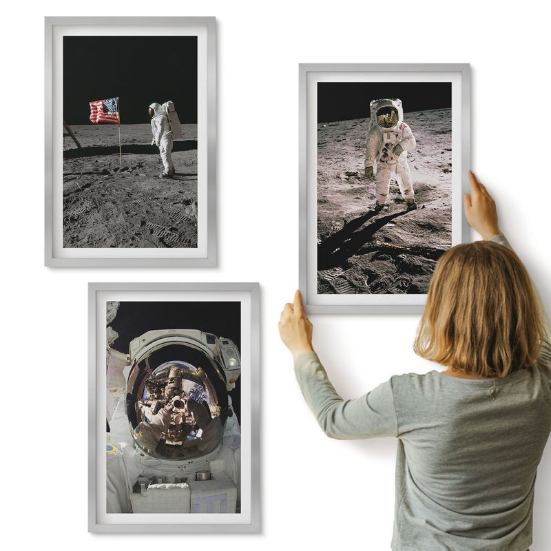 Galeria ścienna 3-częściowy komplet obrazów w srebrnych ramach - Lądowanie astronautów na Księżycu zdjęcia - ArtPrintCave