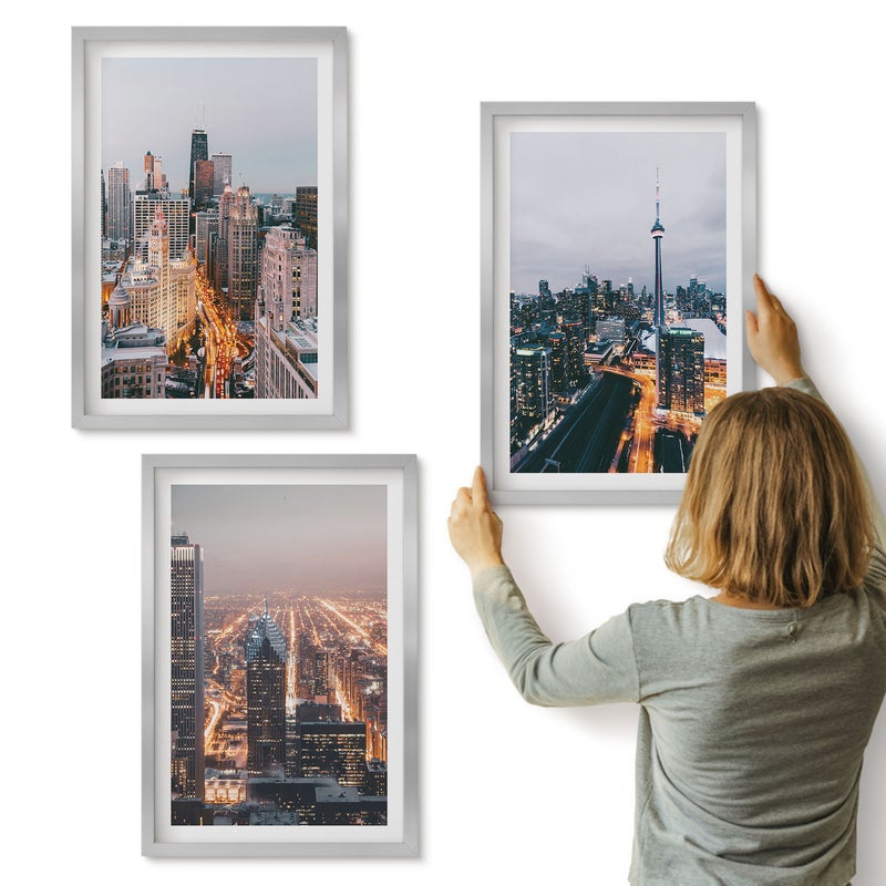 Galeria ścienna 3-częściowy komplet obrazów w srebrnych ramach - Widoki miast nocą z wieżowcami i światłami - ArtPrintCave