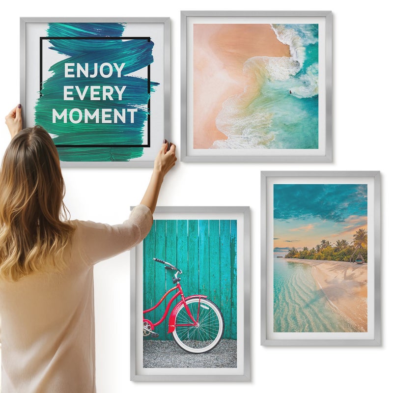 Galeria ścienna 4-częściowy komplet obrazów w srebrnych ramach - Widok na morze z łodzią rower inspirujący napis - ArtPrintCave