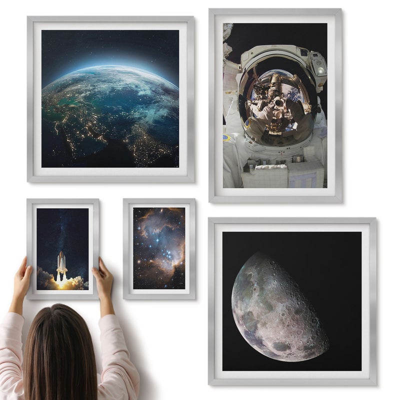 Galeria ścienna 5-częściowy komplet obrazów w srebrnych ramach - Kosmiczne odkrycia widoki z astronautą i planetami - ArtPrintCave