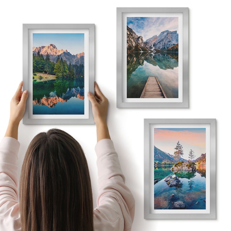 Galeria ścienna 3-częściowy komplet obrazów w srebrnych ramach - Górskie jeziora z odbiciem w wodzie i lasem - ArtPrintCave