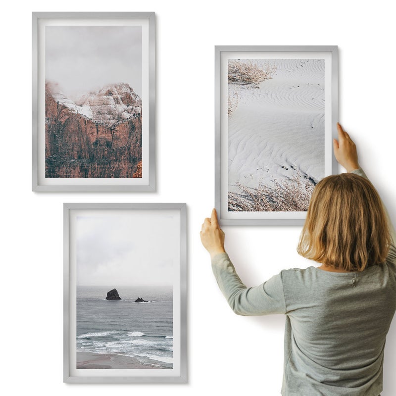 Galeria ścienna 3-częściowy komplet obrazów w srebrnych ramach - Góry chmury morze i piasek w naturalnych odcieniach - ArtPrintCave