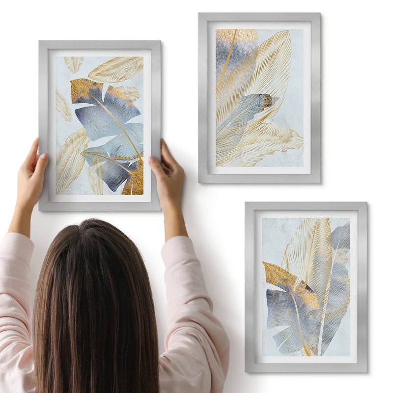 Galeria ścienna 3-częściowy komplet obrazów w srebrnych ramach - Liście w odcieniach niebieskiego i beżu na tle jasnym - ArtPrintCave