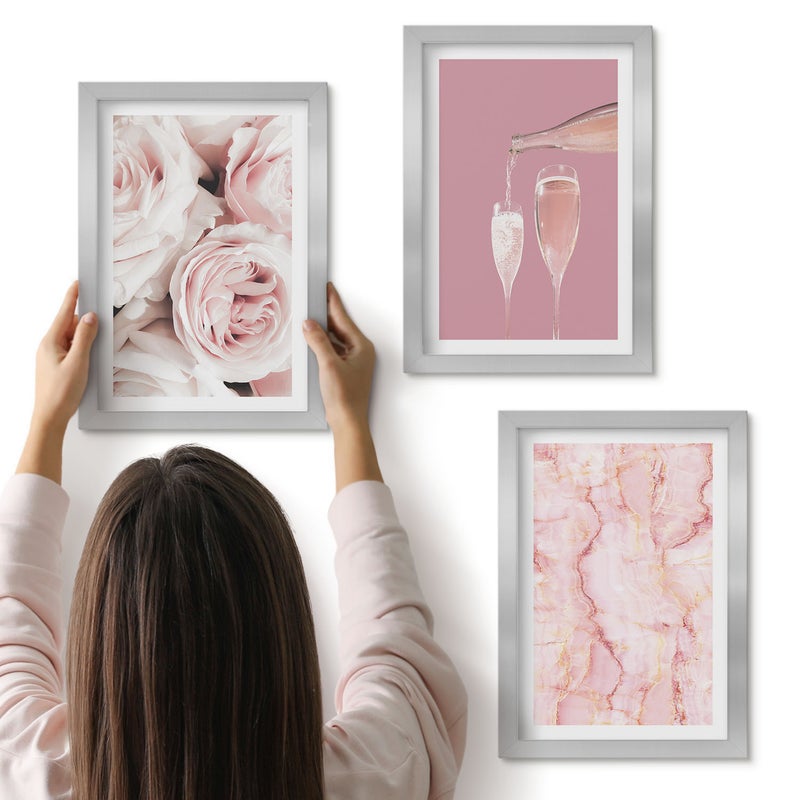 Galeria ścienna 3-częściowy komplet obrazów w srebrnych ramach - Róże szampan i marmurowe tło w pastelowych kolorach - ArtPrintCave