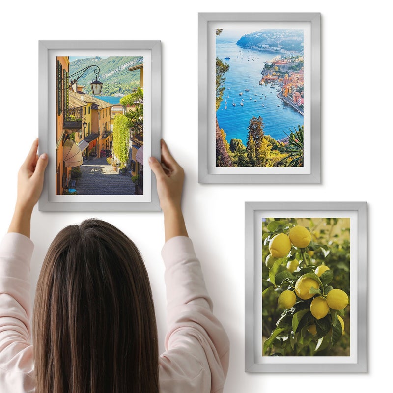 Galeria ścienna 3-częściowy komplet obrazów w srebrnych ramach - Malownicze uliczki nadmorskie widok na morze i cytryny - ArtPrintCave