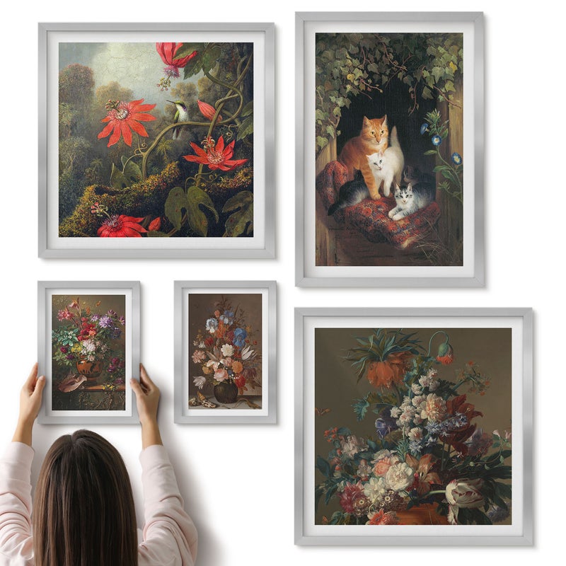 Galeria ścienna 5-częściowy komplet obrazów w srebrnych ramach - Kwiatowe kompozycje i urocze koty w stylu vintage - ArtPrintCave