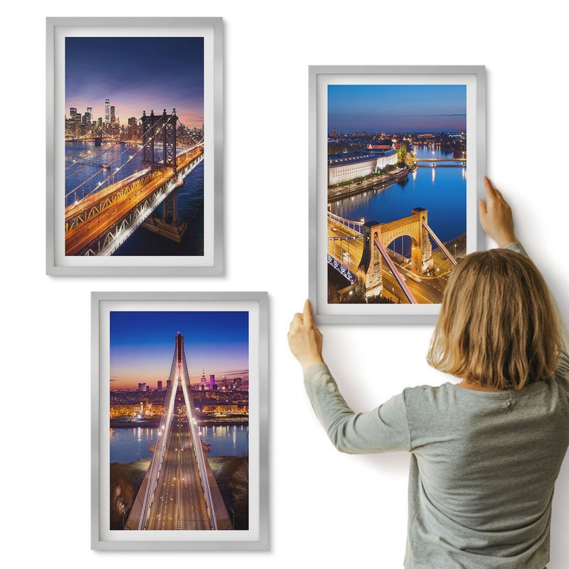 Galeria ścienna 3-częściowy komplet obrazów w srebrnych ramach - Widoki miast nocą z mostami i rzekami - ArtPrintCave