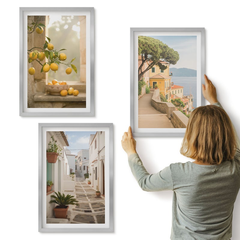 Galeria ścienna 3-częściowy komplet obrazów w srebrnych ramach - Drzewo cytrusowe widok z okna i architektura nadmorska - ArtPrintCave