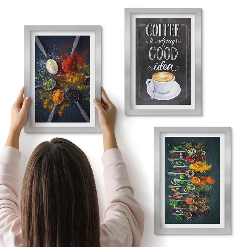 Galeria ścienna 3-częściowy komplet obrazów w srebrnych ramach - Przyprawy kawa z filiżanką zioła kuchenne wzory - ArtPrintCave