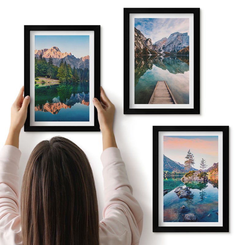 Galeria ścienna 3-częściowy komplet obrazów w czarnych ramach - Górskie jeziora z odbiciem w wodzie i lasem - ArtPrintCave