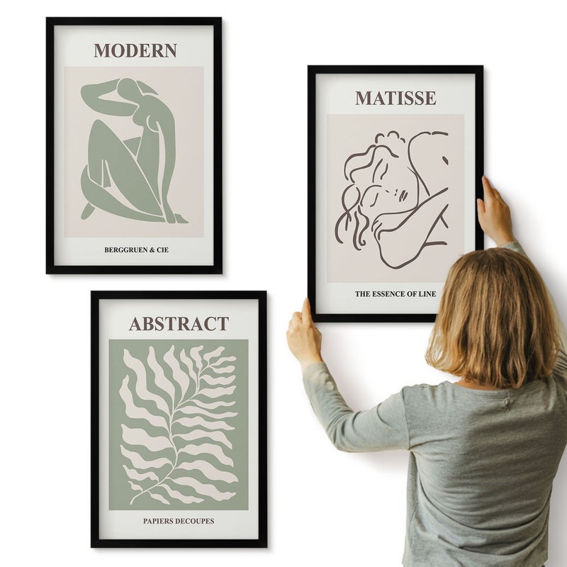 Galeria ścienna 3-częściowy komplet obrazów w czarnych ramach - Stylowe obrazy w odcieniach zieleni z postaciami i liśćmi - ArtPrintCave
