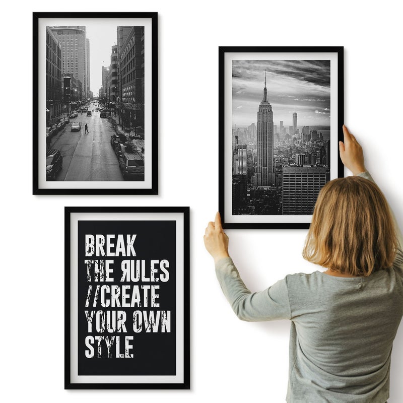 Galeria ścienna 3-częściowy komplet obrazów w czarnych ramach - Ulice miasta w czerni i bieli z inspirującym napisem - ArtPrintCave