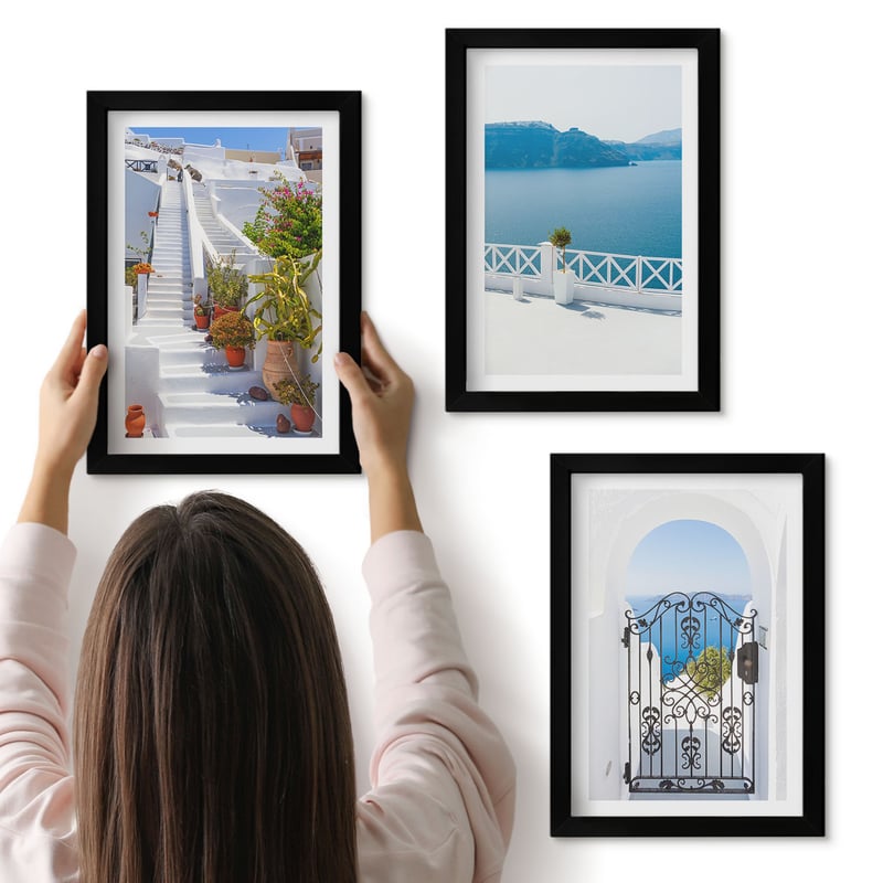 Galeria ścienna 3-częściowy komplet obrazów w czarnych ramach - Białe schody z roślinami widok na morze i brama - ArtPrintCave