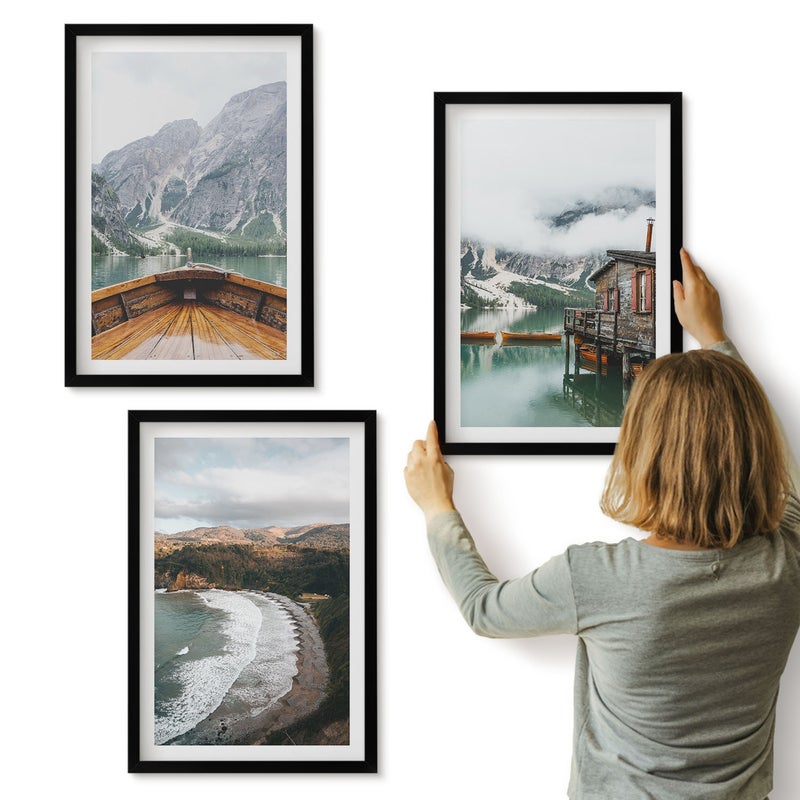 Galeria ścienna 3-częściowy komplet obrazów w czarnych ramach - Widok gór nad jeziorem z łodzią i plażą pejzaże - ArtPrintCave