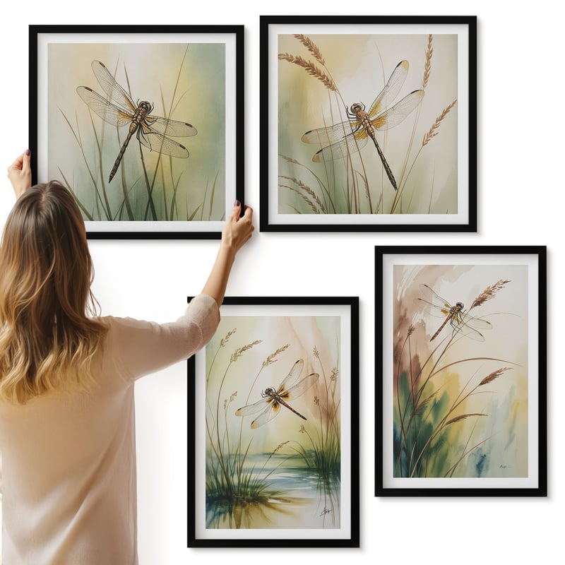 Galeria ścienna 4-częściowy komplet obrazów w czarnych ramach - Ważki wśród traw nad wodą w malarskim stylu - ArtPrintCave
