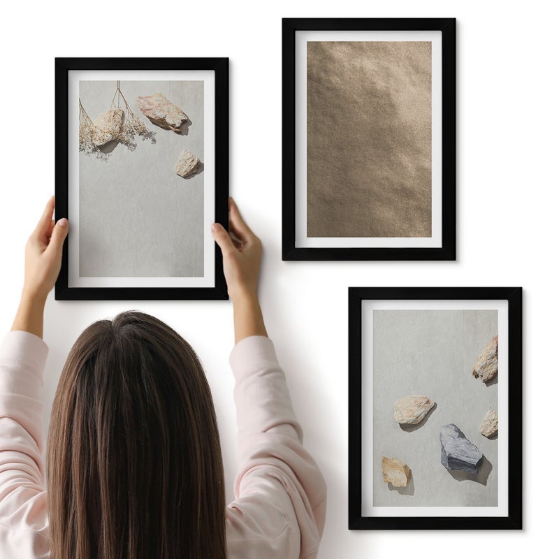 Galeria ścienna 3-częściowy komplet obrazów w czarnych ramach - Kamienie na plaży naturalne struktury - ArtPrintCave