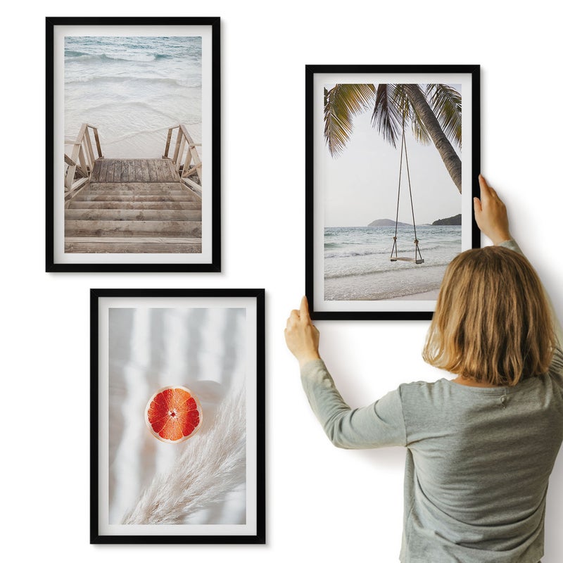Galeria ścienna 3-częściowy komplet obrazów w czarnych ramach - Plaża z drewnianymi schodami wakacyjny klimat - ArtPrintCave