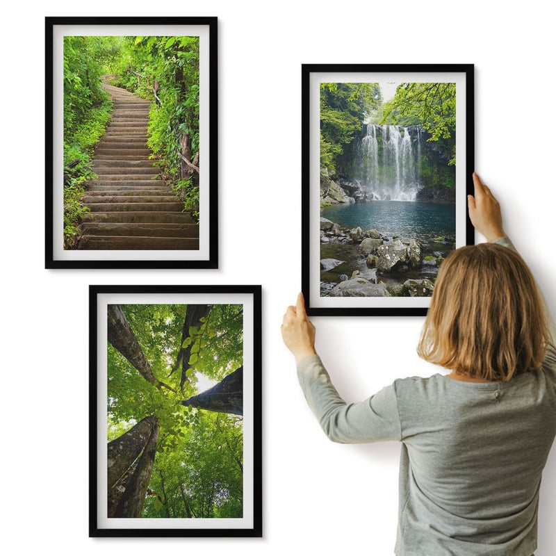 Galeria ścienna 3-częściowy komplet obrazów w czarnych ramach - Ścieżka w lesie wodospad i zielona roślinność - ArtPrintCave