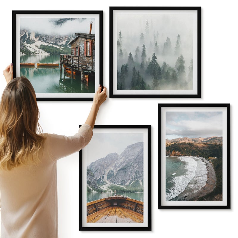 Galeria ścienna 4-częściowy komplet obrazów w czarnych ramach - Widok gór nad jeziorem z łodzią plaża mgła w lesie - ArtPrintCave