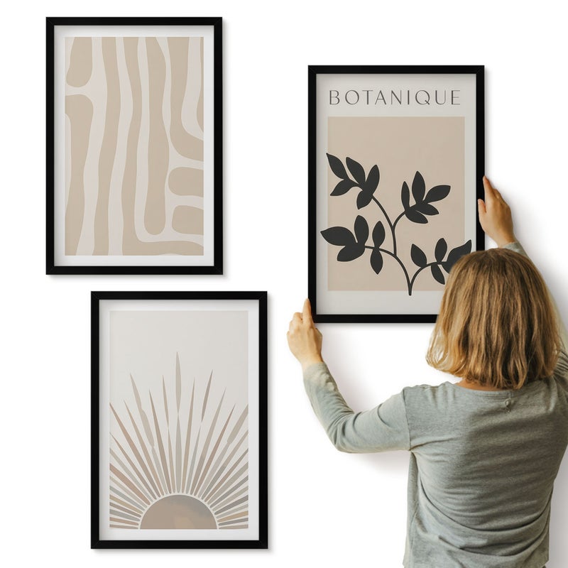 Galeria ścienna 3-częściowy komplet obrazów w czarnych ramach - Abstrakcyjne wzory z roślinnymi akcentami w neutralnych tonach - ArtPrintCave