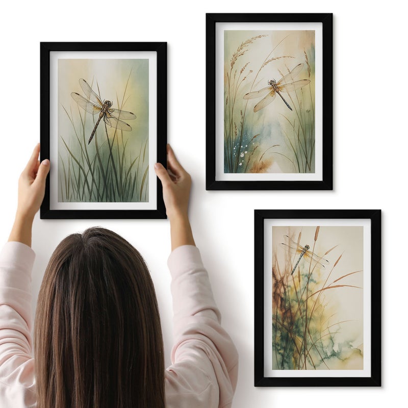 Galeria ścienna 3-częściowy komplet obrazów w czarnych ramach - Malowane trawy z ważkami nad wodą - ArtPrintCave
