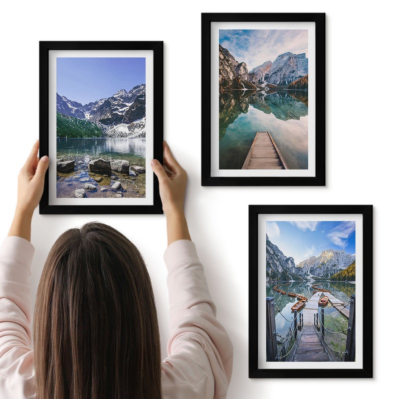 Galeria ścienna 3-częściowy komplet obrazów w czarnych ramach - Góry jeziora i drewniane pomosty nad wodą - ArtPrintCave