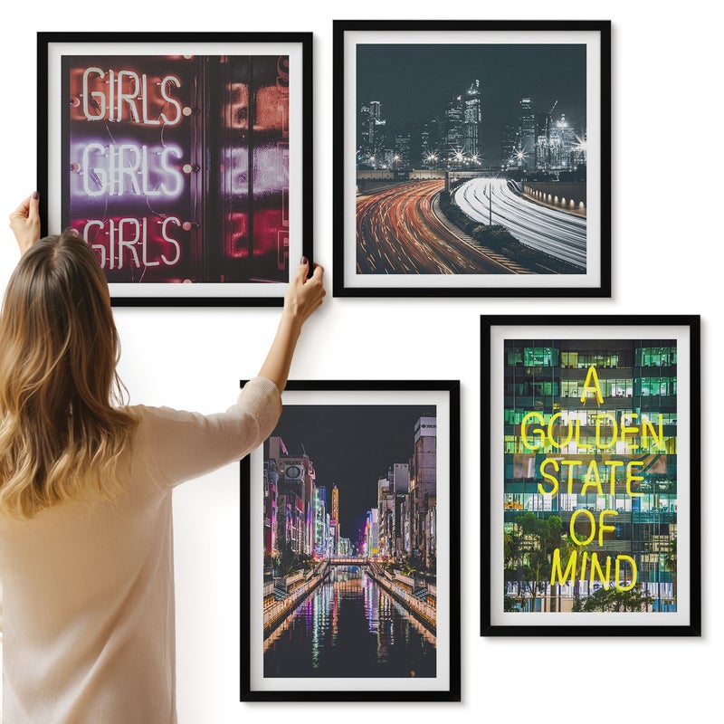 Galeria ścienna 4-częściowy komplet obrazów w czarnych ramach - Neonowe napisy miasta nocą miejskie pejzaże - ArtPrintCave