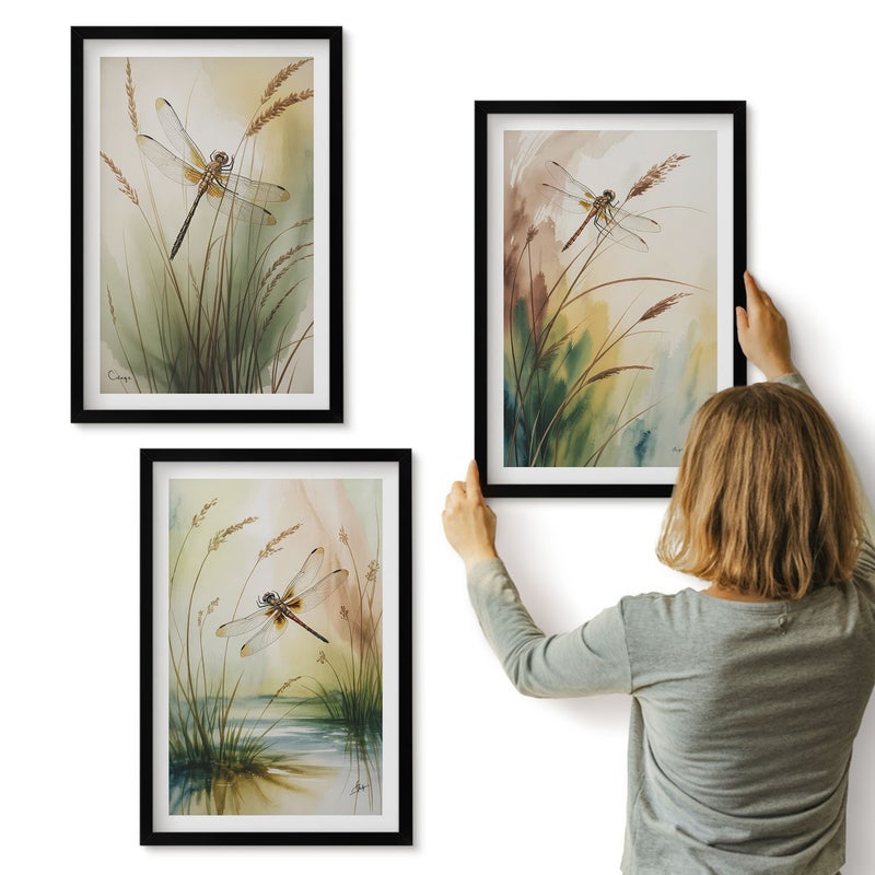 Galeria ścienna 3-częściowy komplet obrazów w czarnych ramach - Ważki wśród traw nad wodą w malarskim stylu - ArtPrintCave
