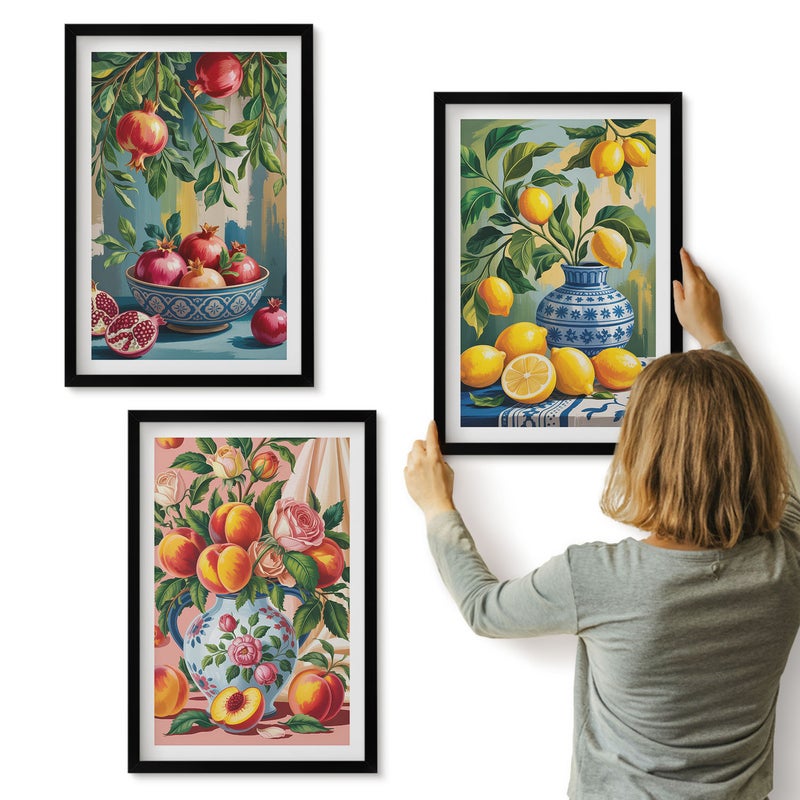 Galeria ścienna 3-częściowy komplet obrazów w czarnych ramach - Owocowe kompozycje z granatami cytrynami brzoskwiniami - ArtPrintCave