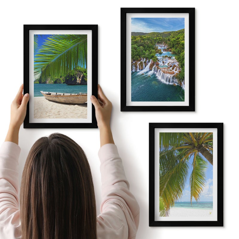 Galeria ścienna 3-częściowy komplet obrazów w czarnych ramach - Plaża z łodzią wodospady i palmy w tropikach - ArtPrintCave
