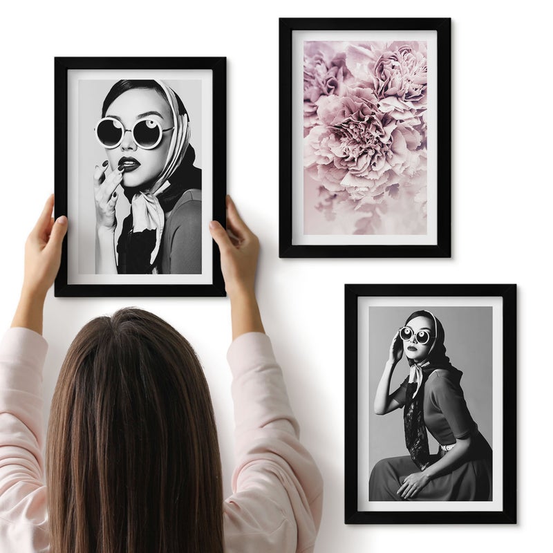 Galeria ścienna 3-częściowy komplet obrazów w czarnych ramach - Stylowe portrety kobiet z różowymi kwiatami - ArtPrintCave